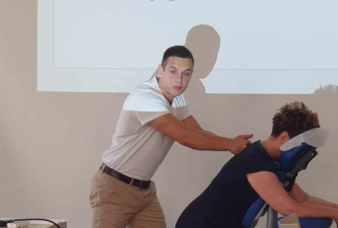 Korzyści masażu biurowego work-site dla firm - Kacper Dębek